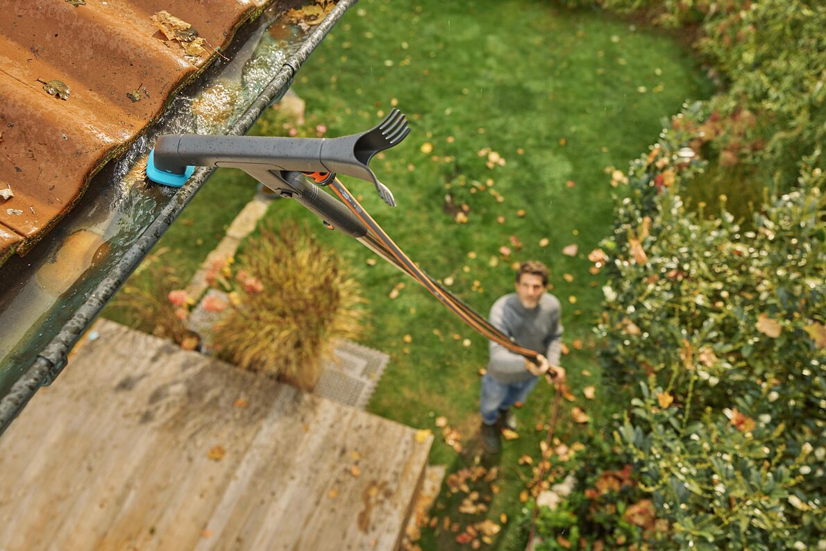 The GARDENA combisystem Gutter Cleaner 