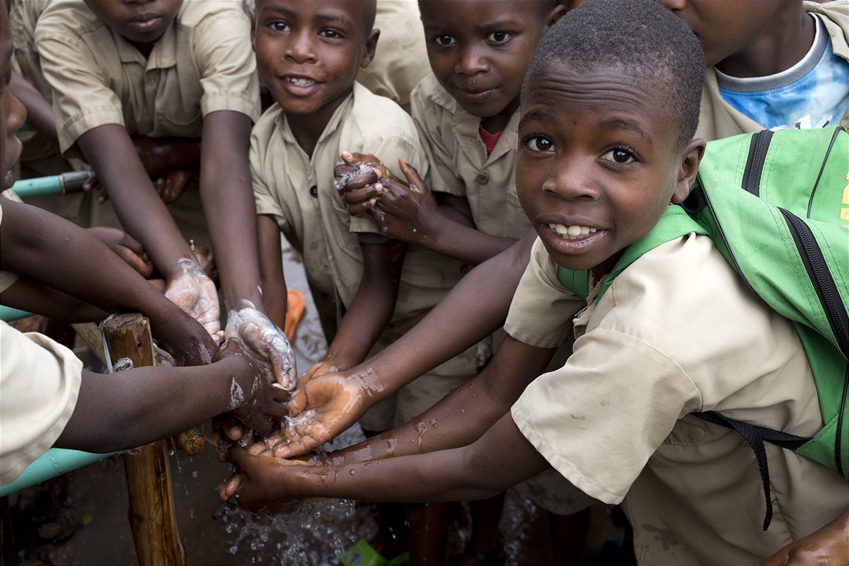 Diese Schüler in Burundi haben gelernt, wie wichtig es ist, sich mit Seife die Hände zu waschen.